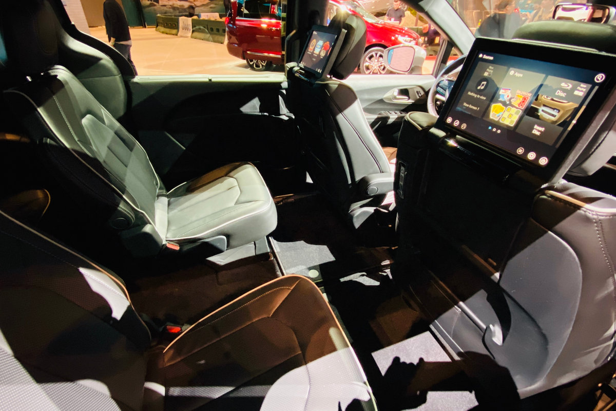 Chicago Auto Show 2020 / Chrysler 2021 Pacifica Press Release