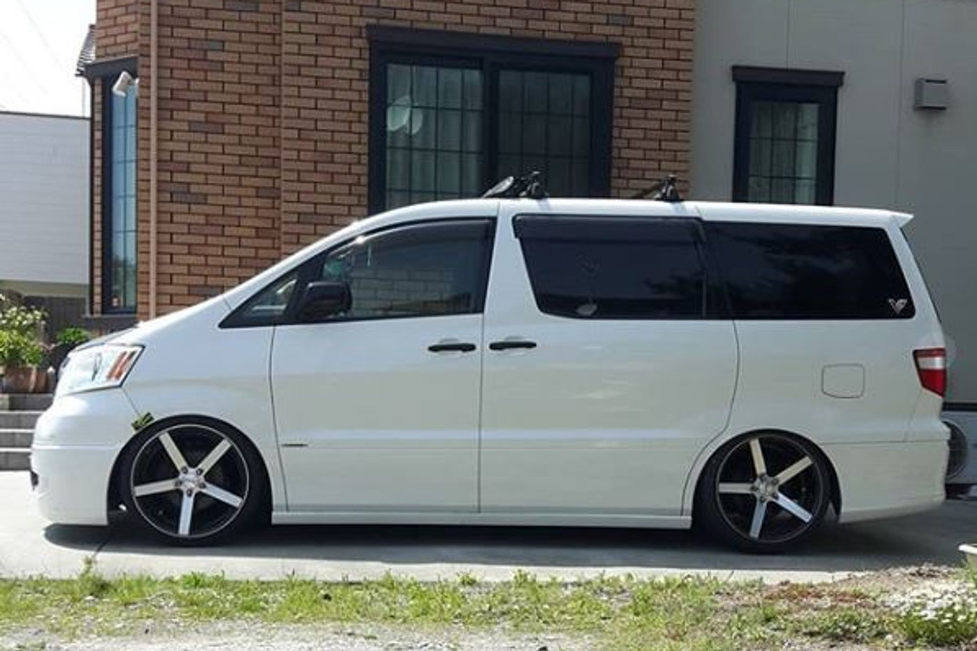 Spotlight: Tomo-san's H10 Toyota Alphard